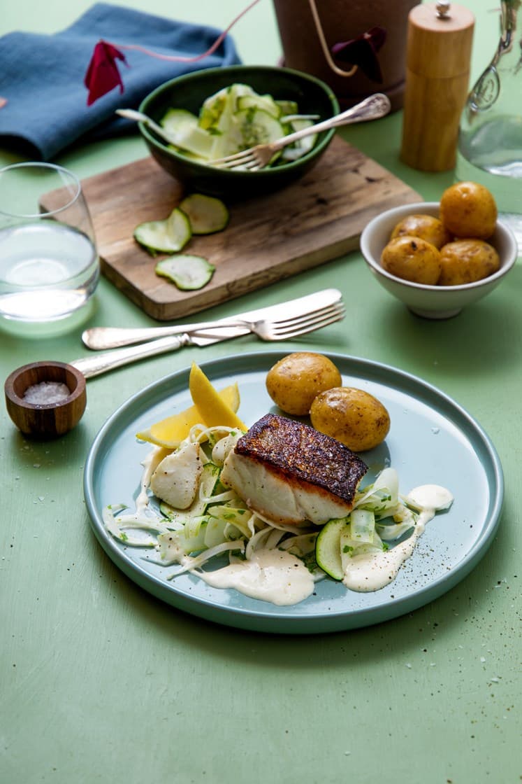 Pannestekt lyr med squash- og fennikelsalat og urtedressing