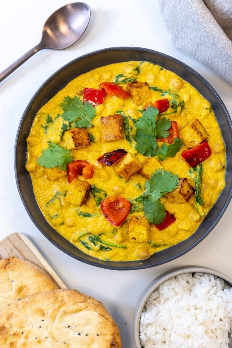 Mild tofu korma med paprika, spinat og ris