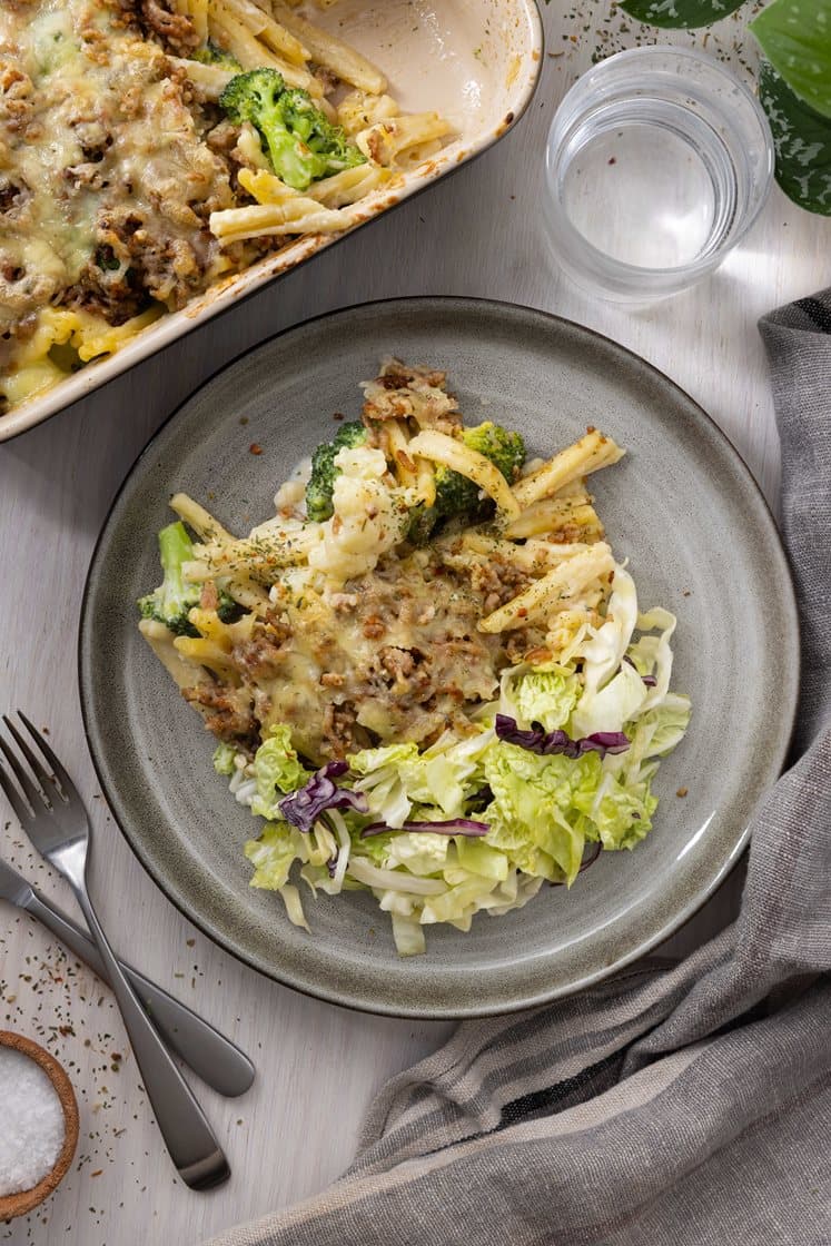 Gratinert brokkoli- og blomkålform med svinekjøttdeig og kålsalat 