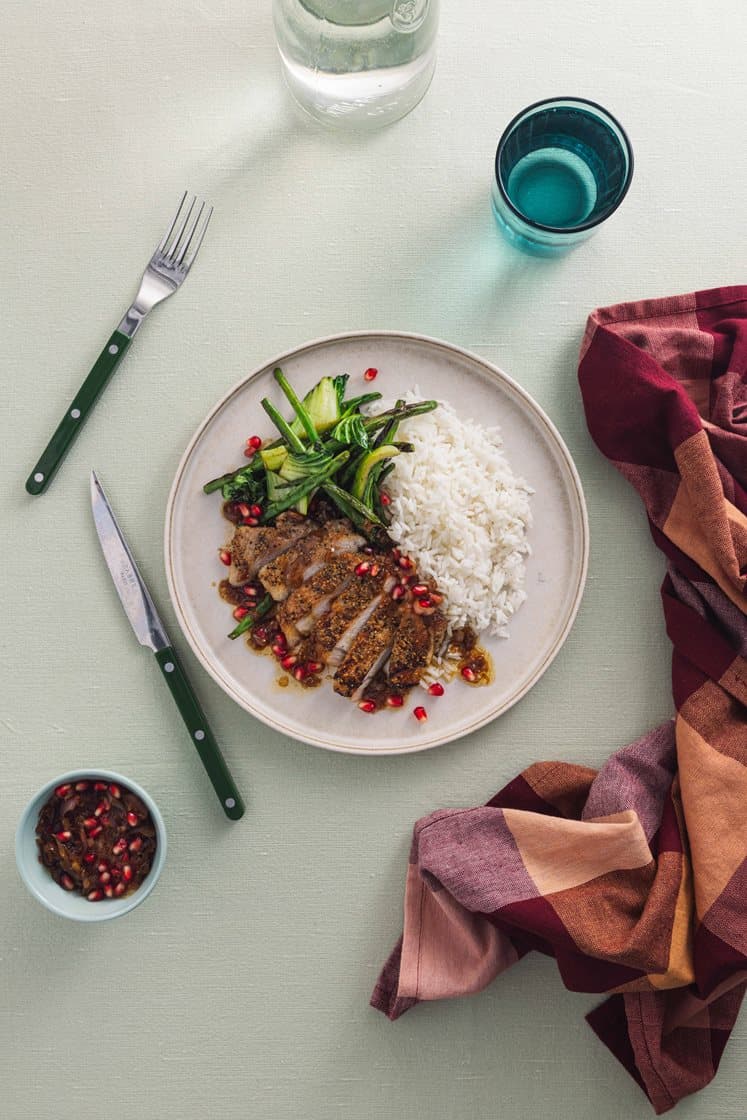 Stekt svinekam med ris, pak choy og brunet soyasmør med granateple