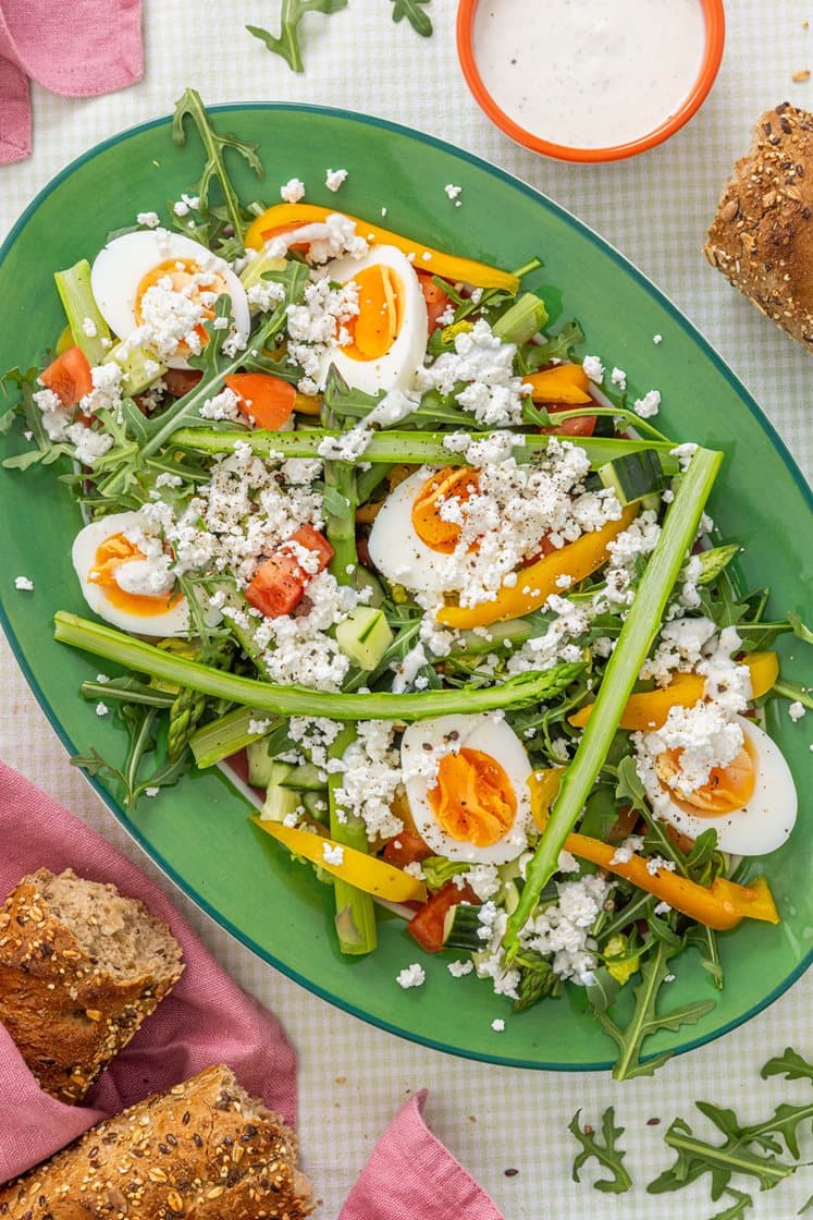 Sommersalat med skjørost, asparges, bagetter og honning- og hvitløksyoghurt