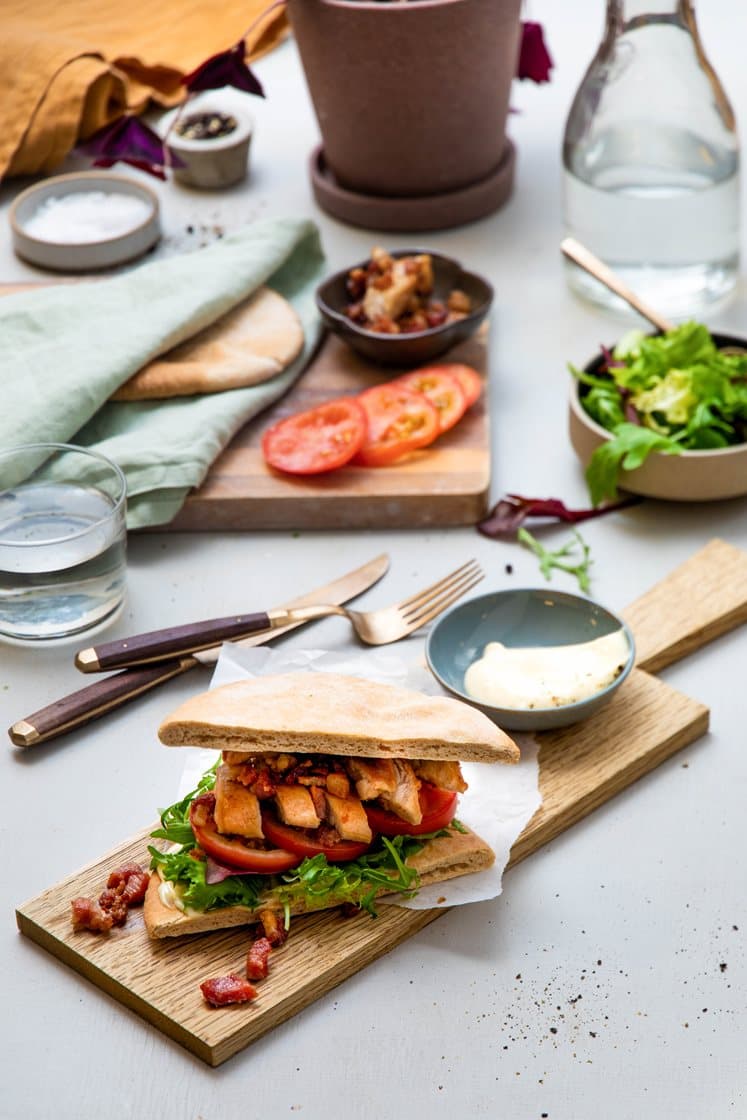 Club sandwich med kylling, bacon og aioli