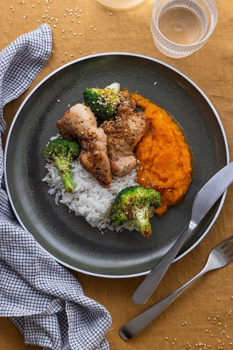 Sitrusbakt kyllinglårfilet med ris, gulrotkrem og sesamstekt brokkoli