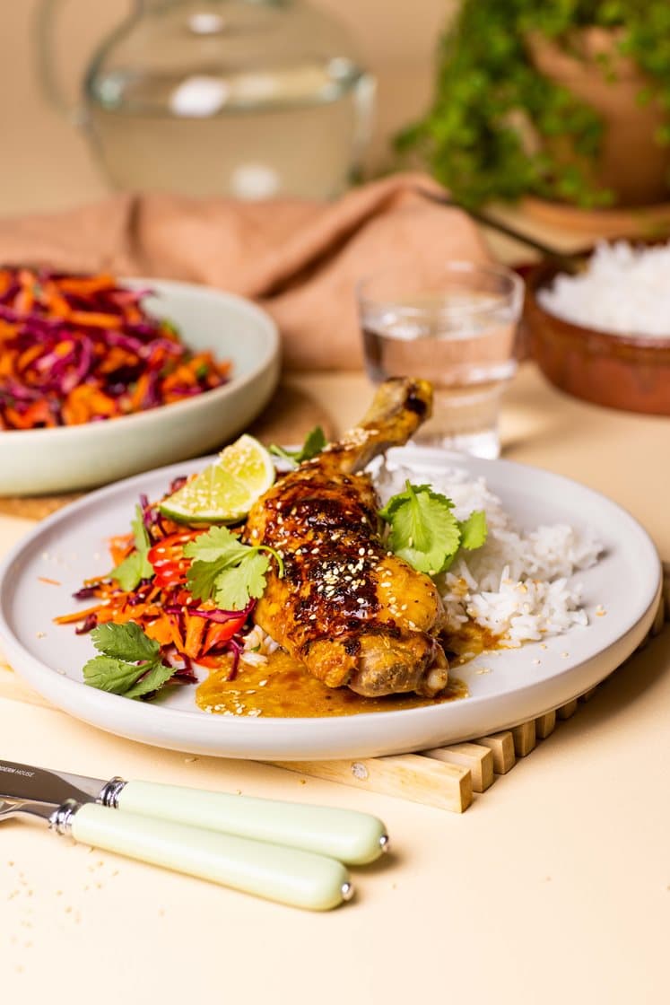Soya- og ingefærglaserte kyllinglår med asiatisk coleslaw og ris