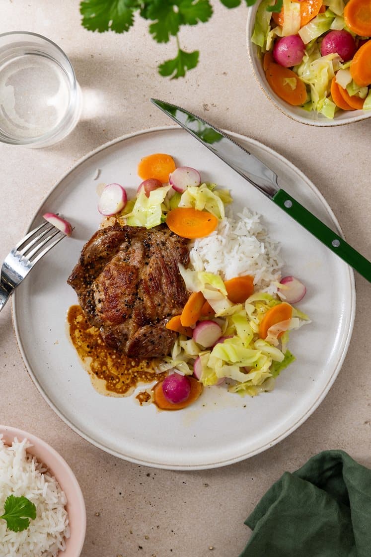 Svinenakke med spisskål, reddiker, kryddersmør og ris