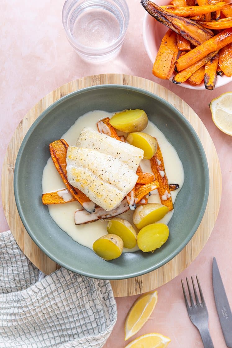 Pannestekt torsk med ovnsbakte gulrøtter og smørsaus