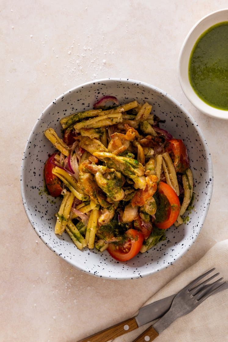 Bakt fetaost-pasta med basilikumstekt kylling og tomater