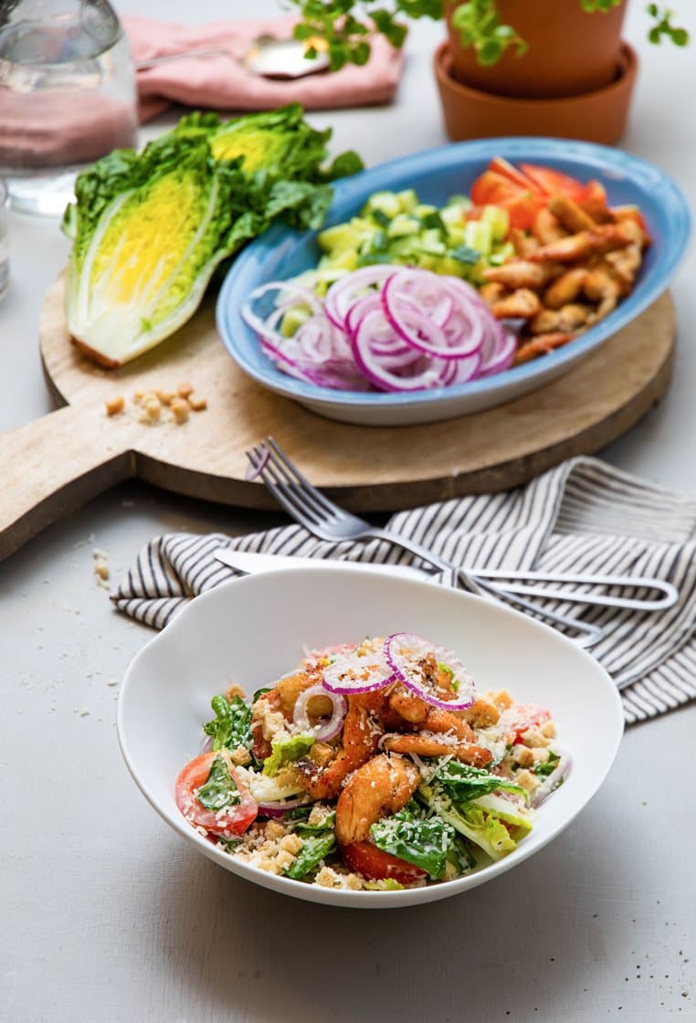 Rask cæsarsalat med kylling, Grande Premium og krutonger 