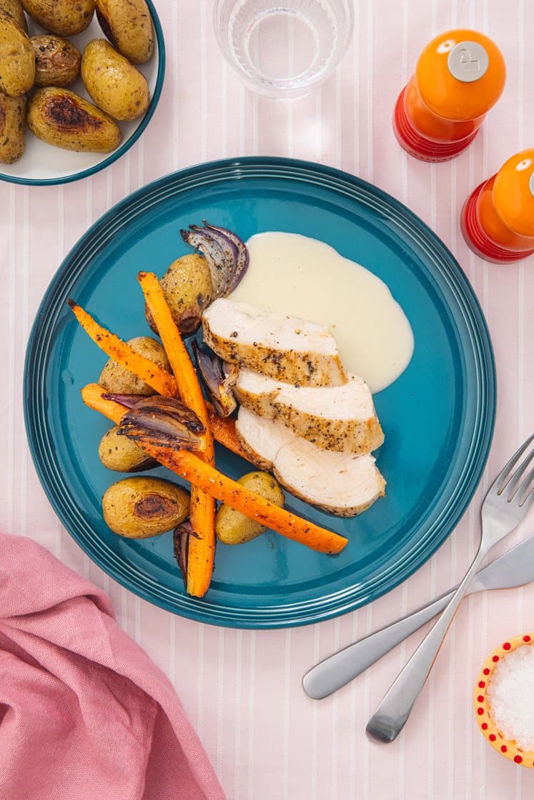 Stekt kyllingbryst med timian- og hvitløksbakte poteter, gulrøtter og appelsinsmørsaus