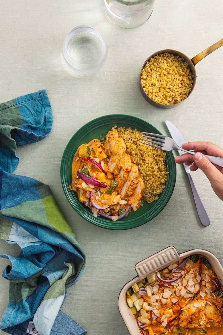 Kylling i form med kremet ajvarsaus, squash og bulgur 