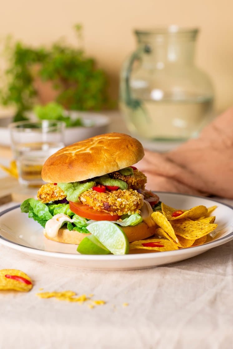 Søtpotetburger med friske grønnsaker, chilimajones og tortillachips