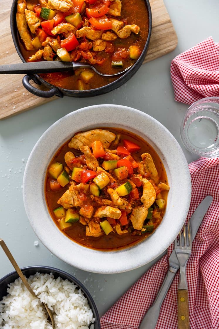 Kyllingstrimler i tomatisert grønnsaksratatouille med balsamico og ris 