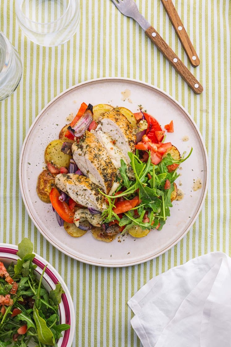 Kyllingfilet med urter, mozzarella og ovnsbakte potetskiver