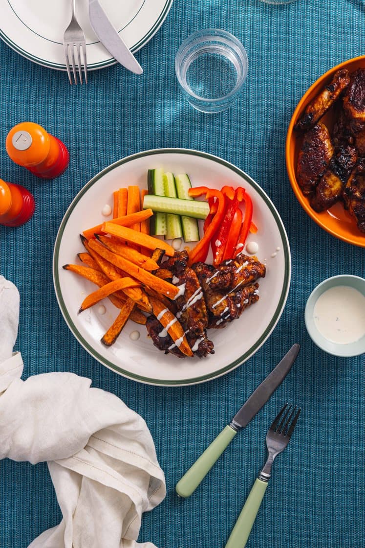 Kyllingvinger i barbequesaus med ovnsbakte søtpoteter, grønnsaksstaver og hvitløksdressing