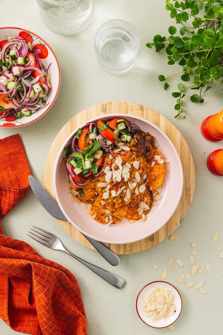 Tikka masalakrydrede linser med kachumbersalat, mangochutney og mandelskiver