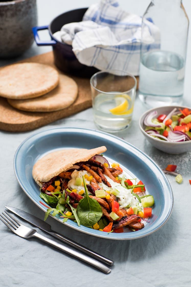 Urtemarinerte svinestrimler i pitabrød med friske grønnsaker og yoghurtdressing