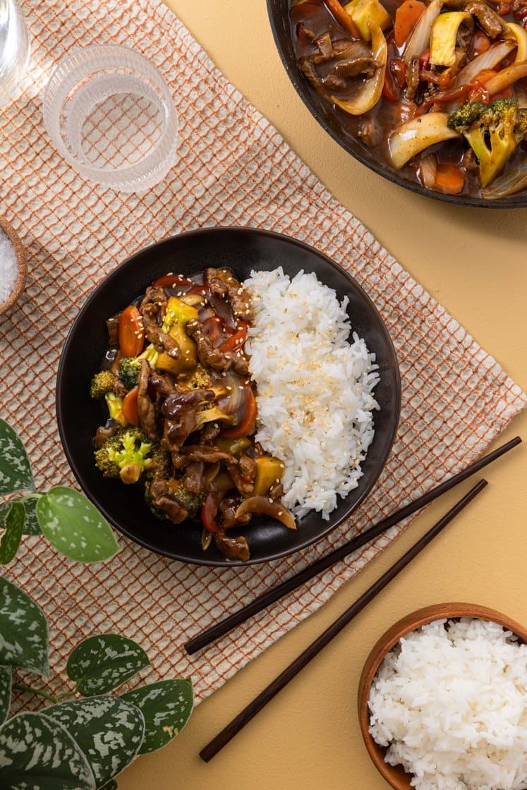 Biff chop suey med brokkoli, paprika og ris