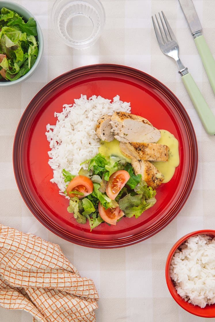 Stekt kyllingfilet med ris, bearnéssaus og grønn salat 