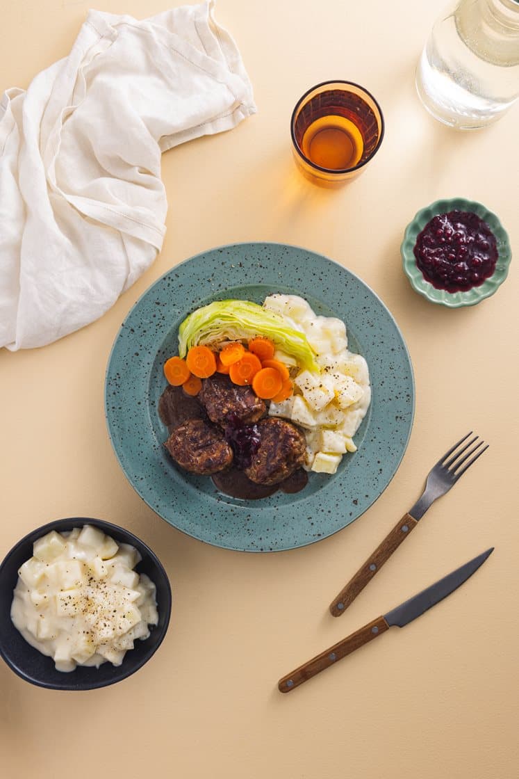 Kjøttkaker i brun saus med stuede poteter og smørdampede grønnsaker, servert med rørte tyttebær 