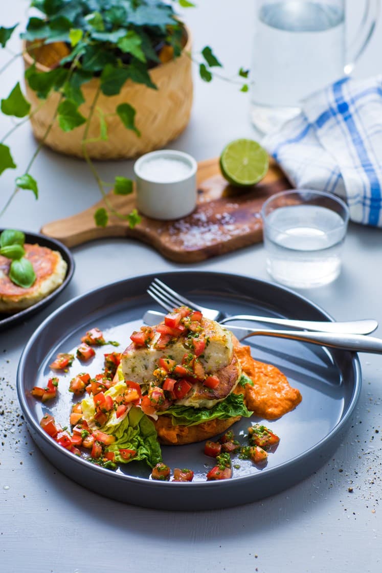 Fiskesandwich med fersk torsk, basilikumolje og tomatsalat
