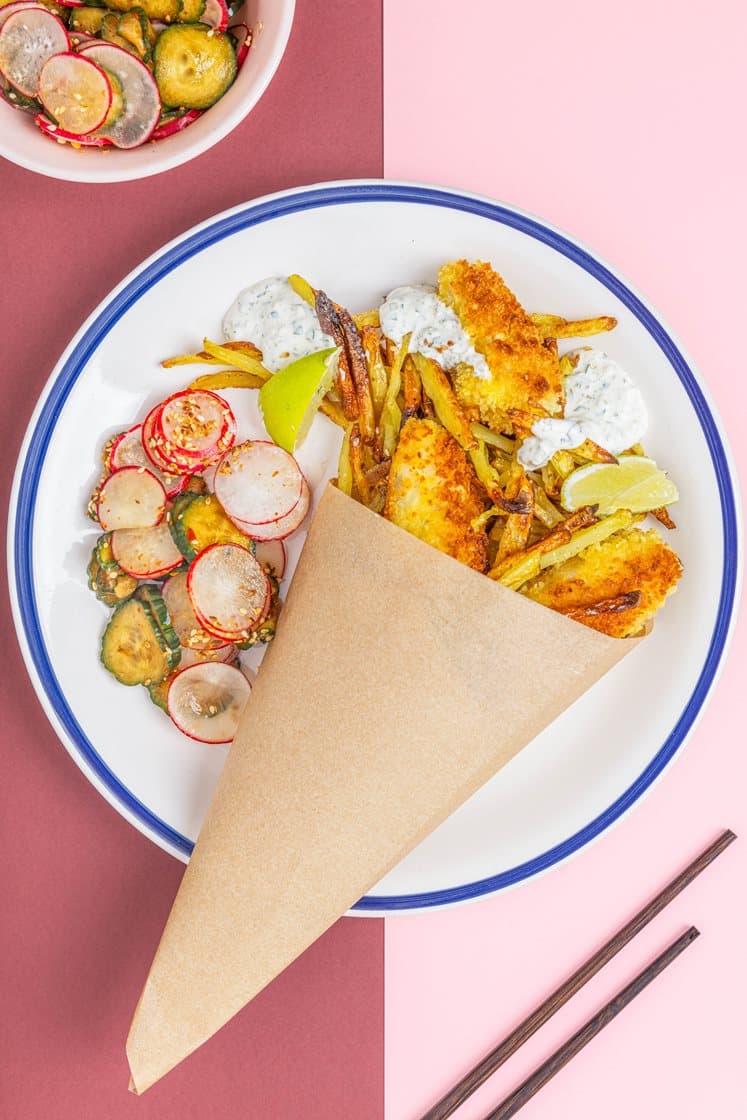 Pankopanert fish and chips med tartarsaus og Japansk Sunomonosalat