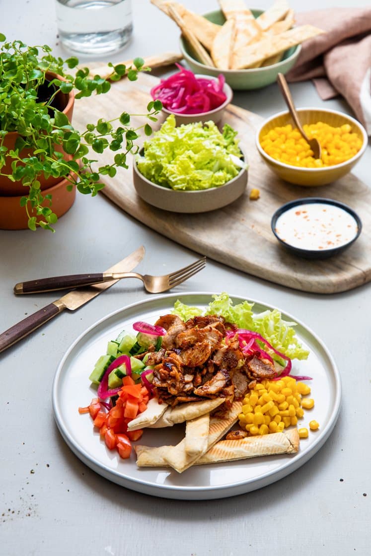 Gyroskjøtt med grønnsaker, syltet rødløk, sprø brødpinner og krydret yoghurtdressing