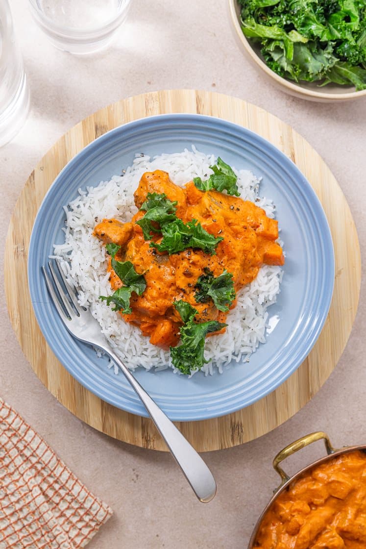 Tomatisert gryte med kyllingkaker, ris og grønnkål