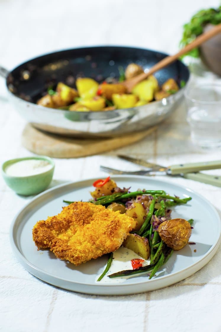 Sprøstekte kyllinglår med varm potetsalat og urtedressing