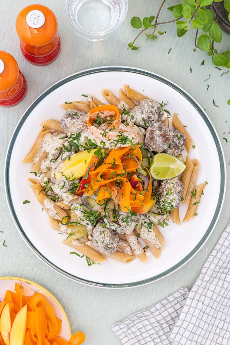 Fullkornspasta og kjøttboller i kremet saus med stekt squash og nektarinsalat