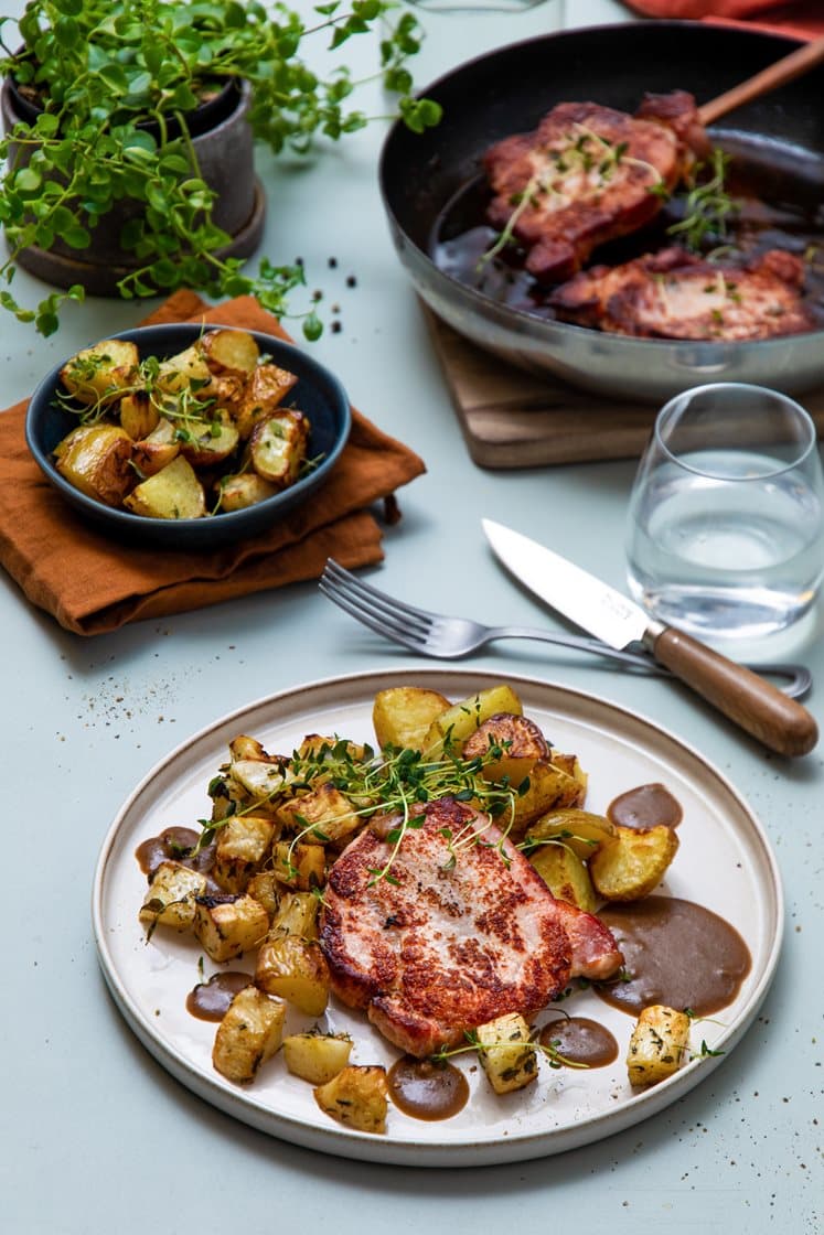 Røkt svinekam med timianbakt sellerirot og soppsaus