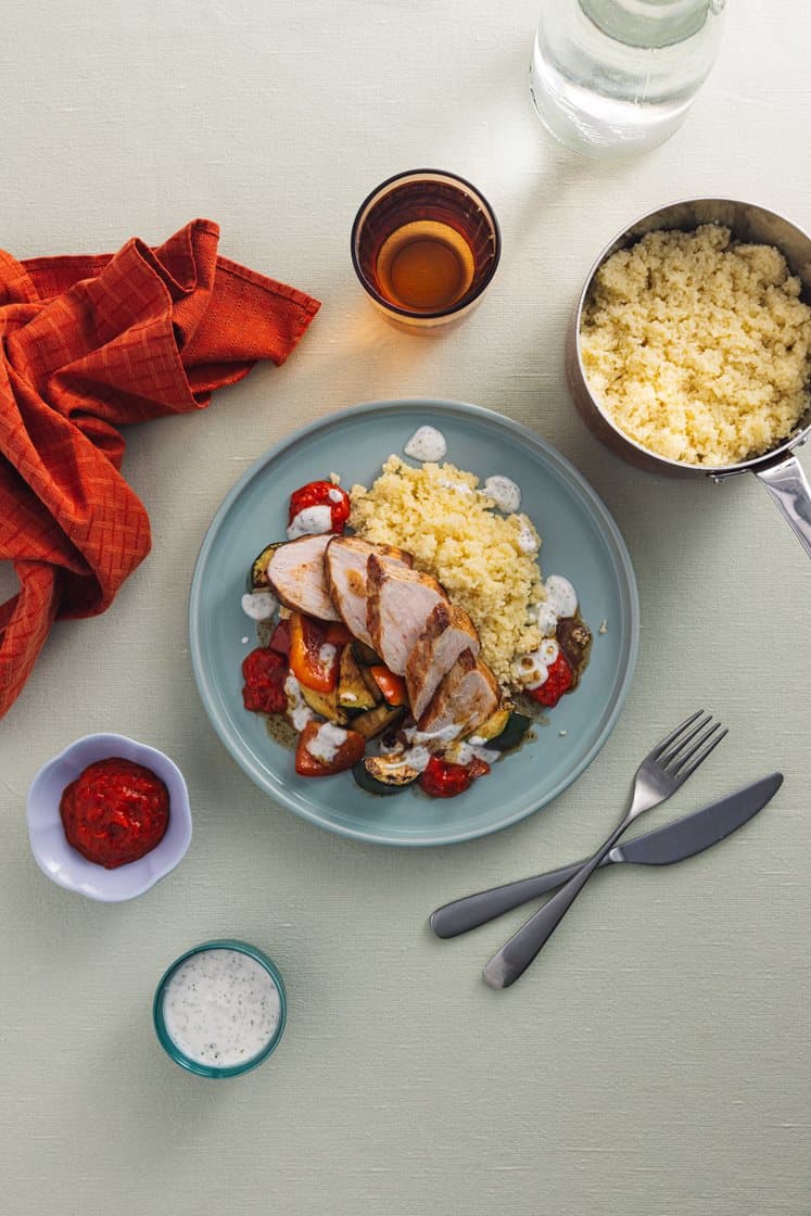 Svinefilet med couscous, stekt squash og ajvarsaus