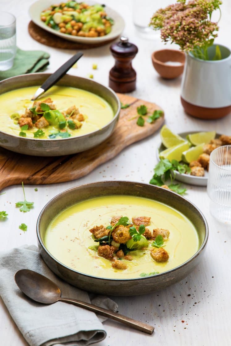 Kokoskremet blomkålsuppe med karri, ingefær og sesamfrøkrutonger