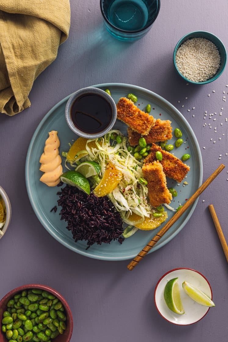 Chili- og limepanert tofu servert med appelsin- og kålsalat, edamamebønner og svart ris