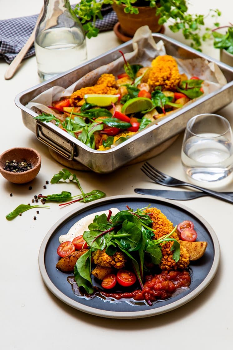 Sprøpanert sei med krydderpoteter, tomatsalsa, aioli og salat