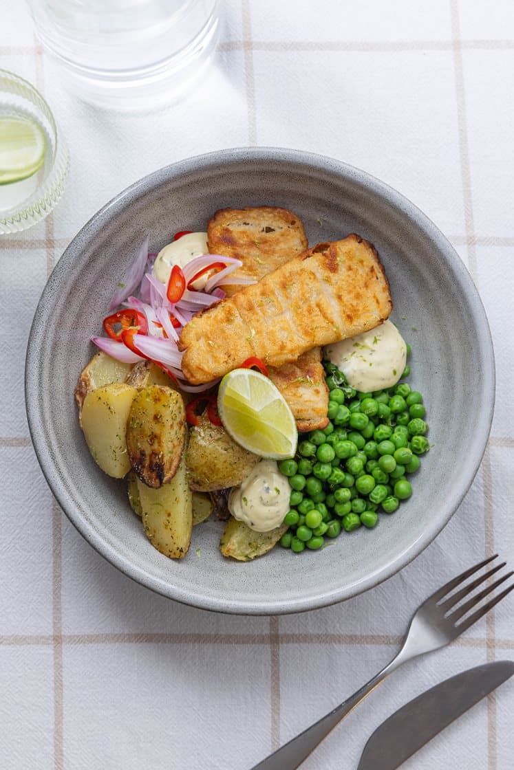 Fish and chips med chillisyltet sjalottløk, grønne erter og remulade