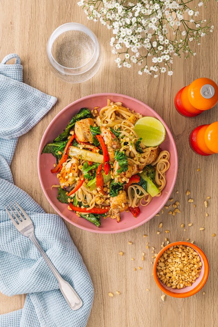 Spicy kylling med soya- og ingefærnudler, peanøtter og søt chilisaus