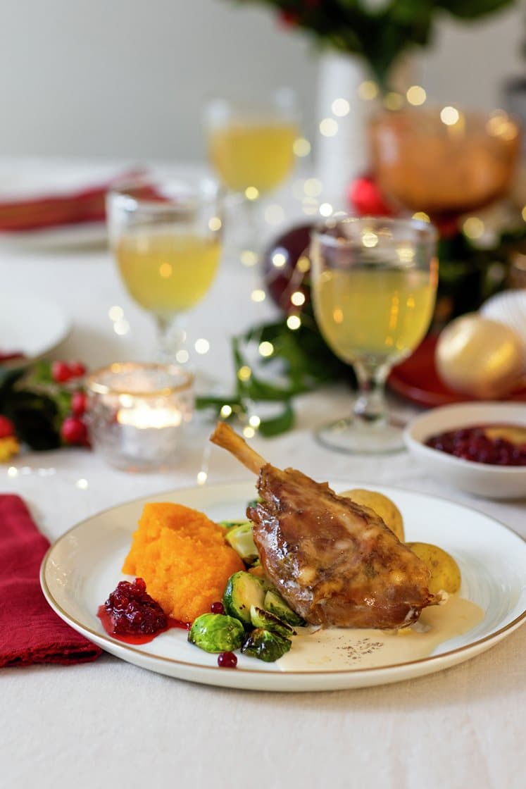 Svinekjaker med rotmos, ovnsbakt rosenkål, peppersaus og tyttebær