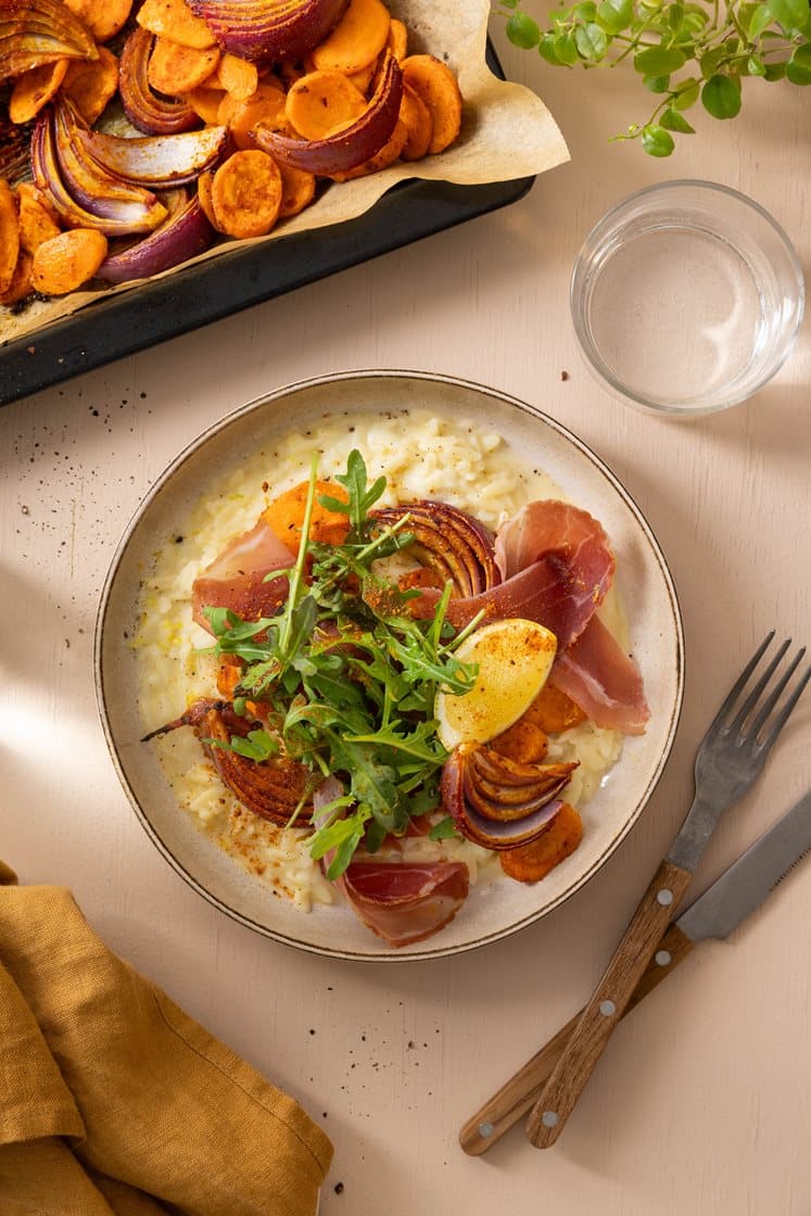 Ostekremet risoni med søte og spicy grønnsaker og parmaskinke