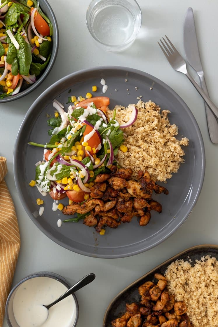 Couscoussalat med marinert gyroskylling, spinat, mais og hvitløksdressing