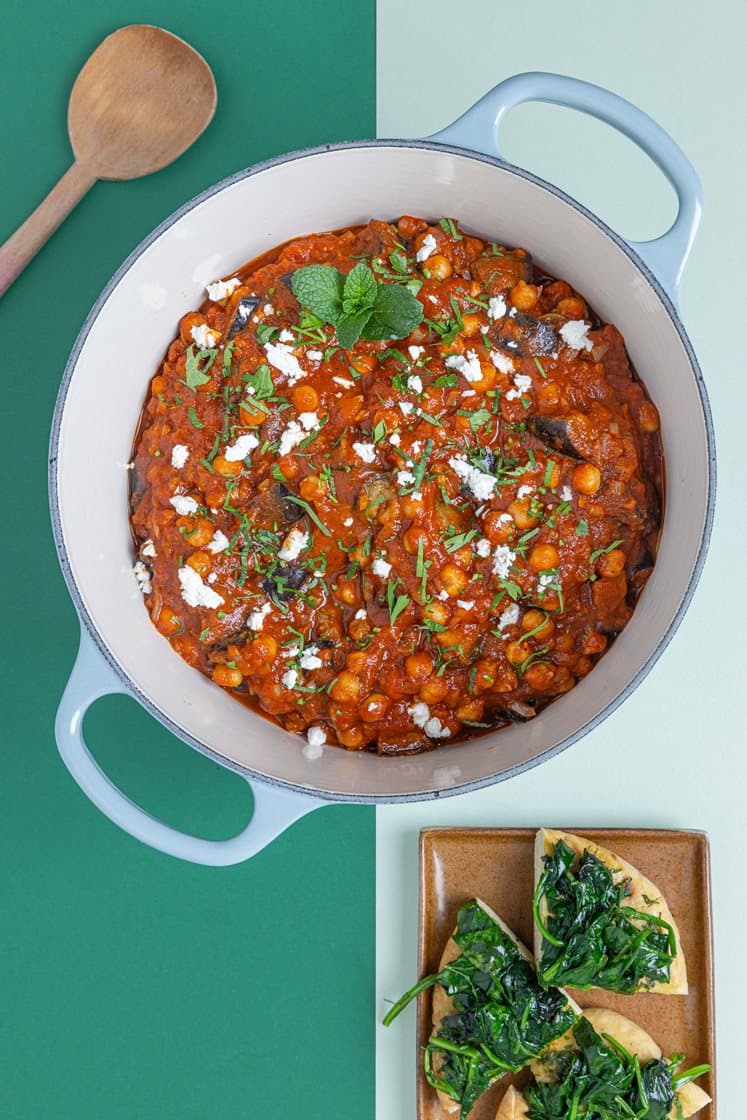 Libanesiskinspirert moussaka med smør- og hvitløksstekt spinat på varme brød