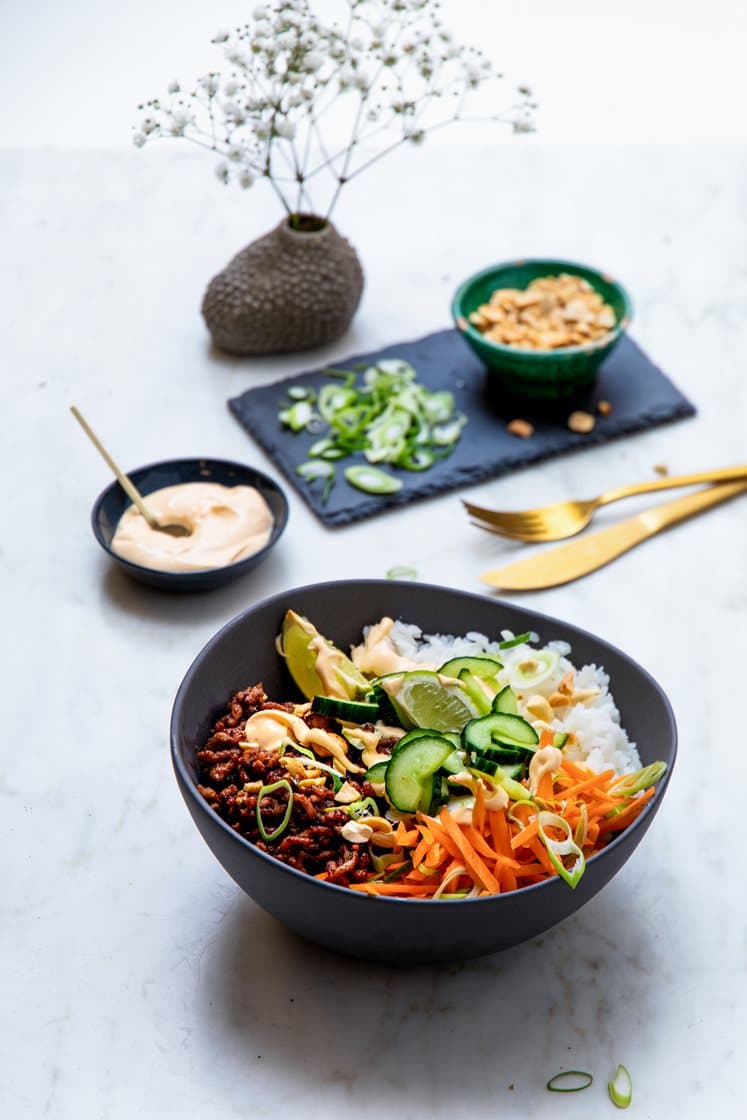 Rice bowl med hoisinstekt kjøttdeig, løk, lettsyltet agurk, chilimajones og peanøtter