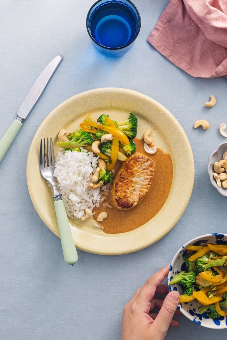Svinefilet med kremet tandoori-saus, ris og stekte grønnsaker