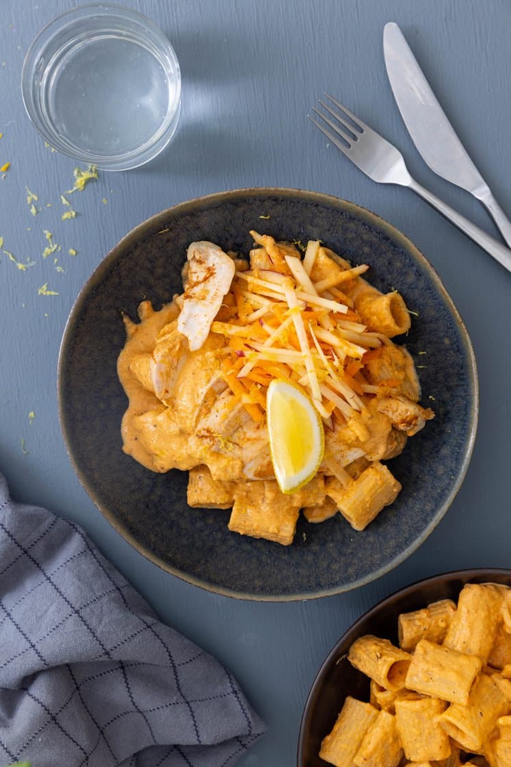 Krydret kylling med pasta, bakt paprikakrem og råkost 