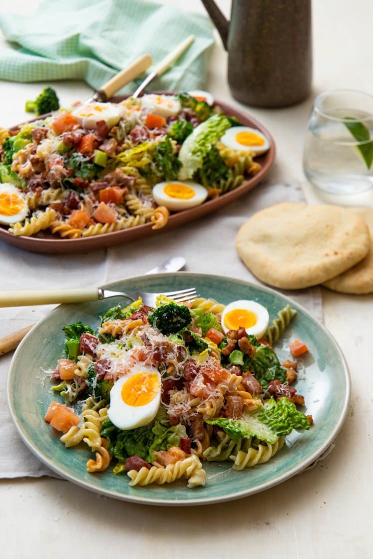 Pastasalat med egg, sprøtt bacon, brokkoli og cæsardressing