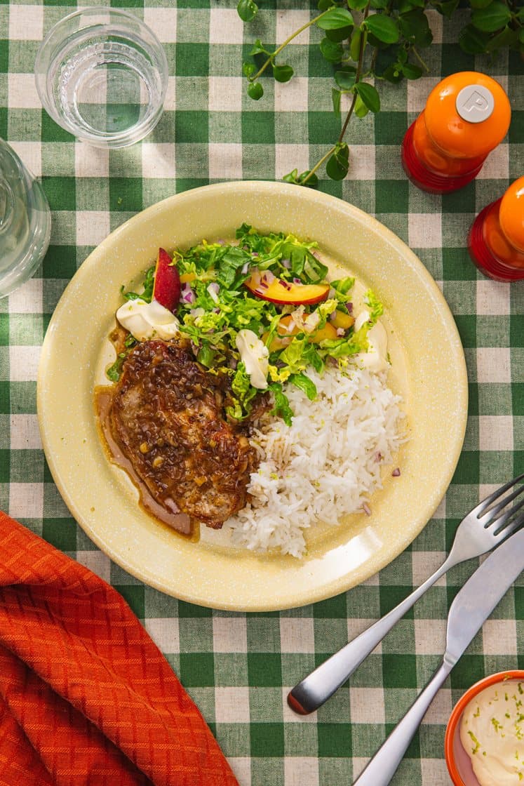 Pannestekt svinekam i soyasjysaus med lun nektarinsalat og ris