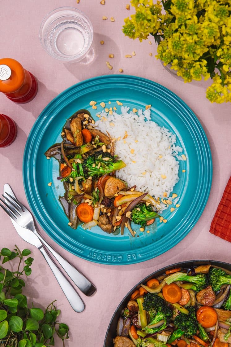 Stir fry med svinekjøtt, brokkoli, soya- og ingefærsaus og ris