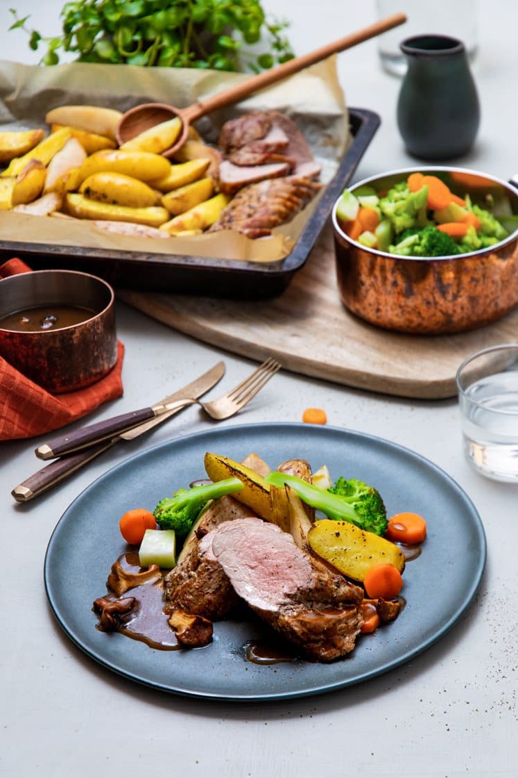 Helstekt indrefilet av svin med kantarellsaus og ovnsbakte pærer