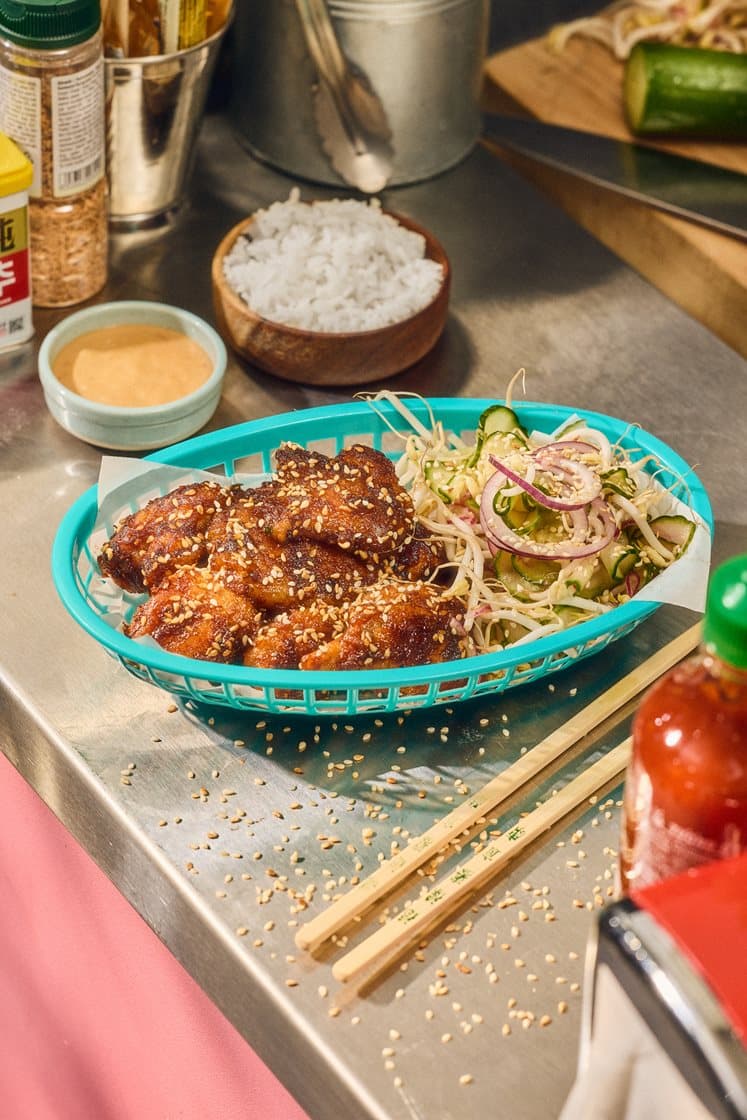 Koreansk kylling med ris, ingefærsyltet agurksalat og soya- og srirachamajones