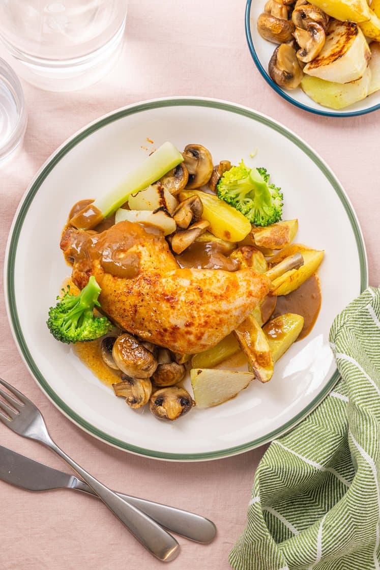 Krydderstekte kyllinglår med ovnsbakte grønnsaker og peppersaus 