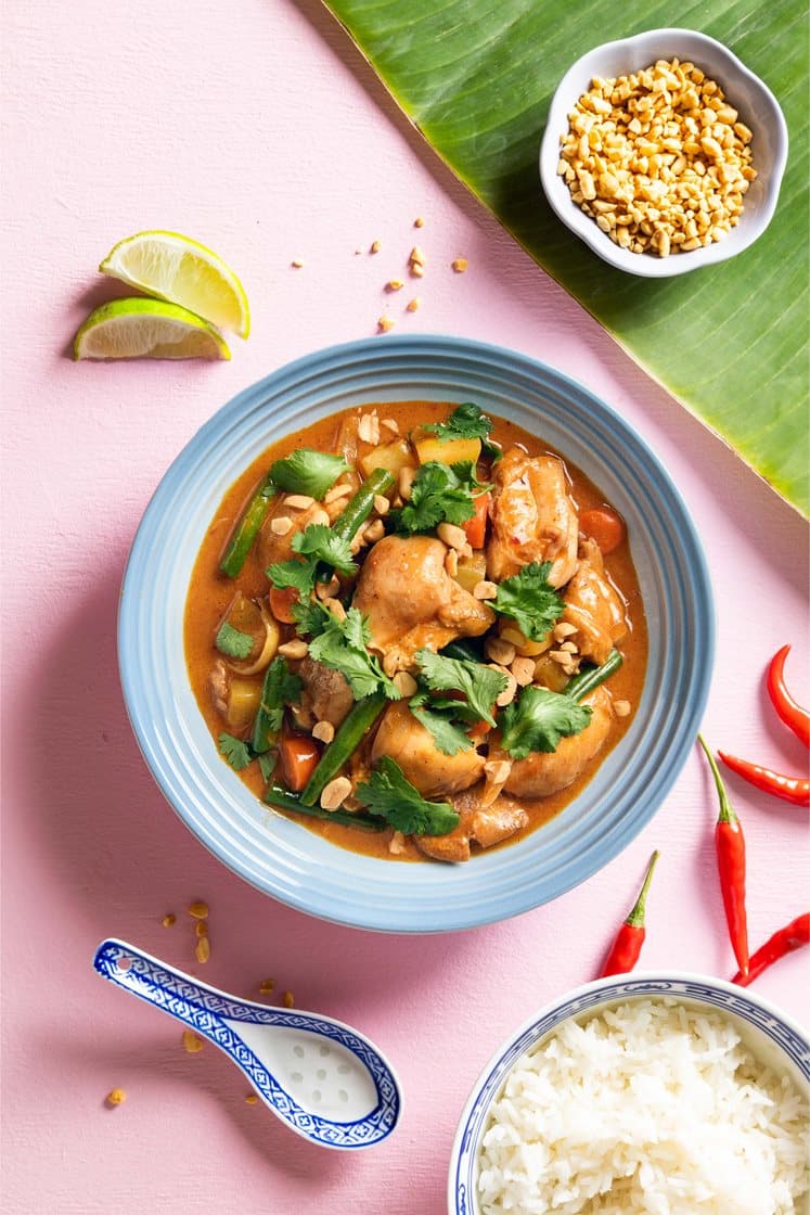 Thailandsk massaman-curry med utbenet kyllinglår, poteter og ris 